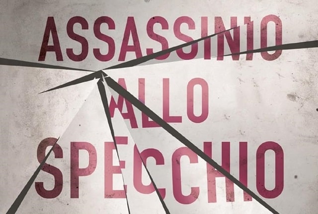 La copertina di Assassinio allo specchio di Agatha Christie rappresenta uno specchio rotto da parte a parte