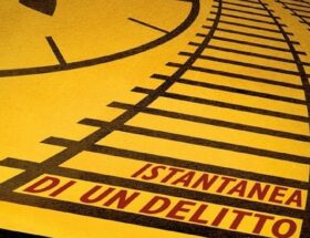 Sulla copertina di Istantanea di un delitto di Agatha Christie ci sono due binari che corrono paralleli, su cui viaggiano due treni vicini tra loro