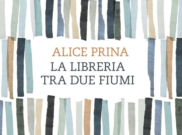 La copertina de La libreria tra due fiumi di Alice Prina riporta decine di striscie acquerellate sui toni del verde, del blu e dell'ocra, che paiono coste di libri stilizzati e letti di un fiume