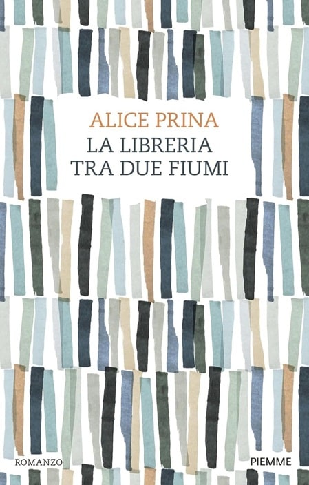 La copertina de La libreria tra due fiumi di Alice Prina riporta decine di striscie acquerellate sui toni del verde, del blu e dell'ocra, che paiono coste di libri stilizzati e letti di un fiume