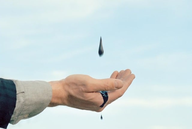 Sulla copertina di Dove la luce di Carmen Pellegrino c'è una mano tesa che raccoglie pioggia nera che cade da un cielo velato da nuvole