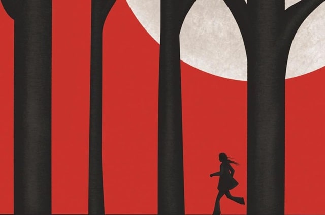 Sulla copertina de Il sangue non mente di Cinzia Bomoll c'è l'illustrazione di un profilo di donna che corre in mezzo agli alberi; dietro di lei un cielo rosso e una grande luna bianca