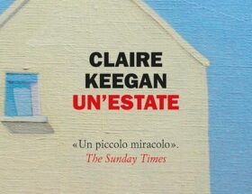 Sulla copertina di Un'estate di Claire Keegan c'è un particolare di un dipinto di Emma Cownie che ritrae una casa bianca, tra l'azzurro del cielo e il verde del prato