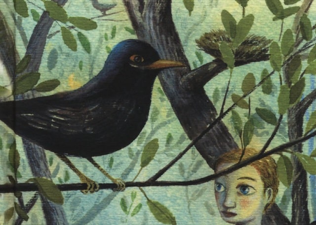 Sulla copertina di Skellig di David Almond c'è un disegno che rappresenta un grosso uccello nero, un gufo e un bambino appoggiati sui rami di un albero