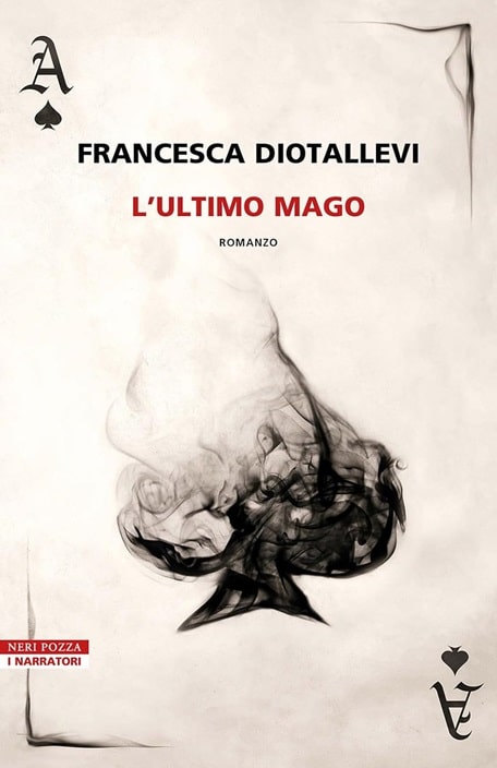 Sulla copertina de L'ultimo mago di Francesca Diotallevi c'è il disegno di un asso di picche si dissolve e va in fumo