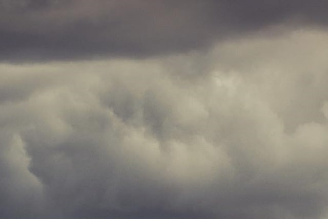 Nell'immagine della copertina di L'ultimo giorno di Jim Loney di James Welch ci sono delle nuvole oscure e minacciose