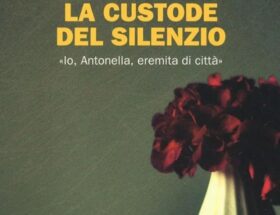 Sulla copertina del libro La custode del silenzio di Antonella Lumini e Paolo Rodari c'è la foto di un vaso bianco che contiene un'ortensia porpora