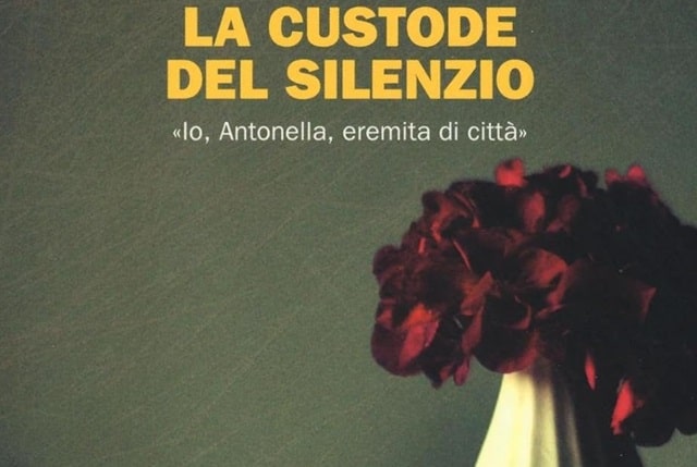 Sulla copertina del libro La custode del silenzio di Antonella Lumini e Paolo Rodari c'è la foto di un vaso bianco che contiene un'ortensia porpora