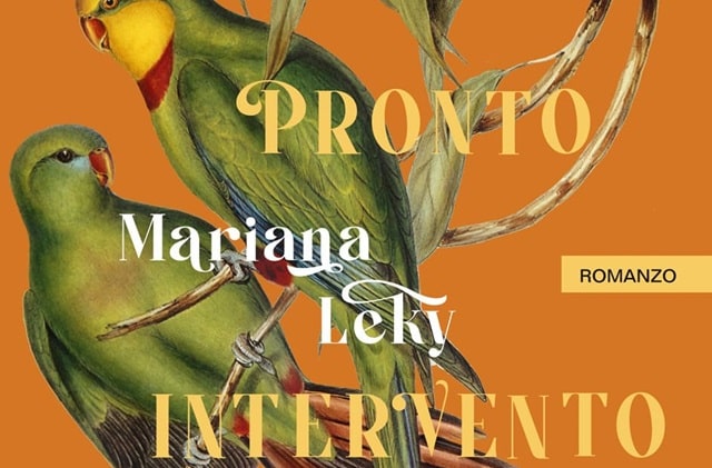 Sulla copertina di Pronto intervento di Mariana Leky sono illustrati due pappagallini verdi su un ramo