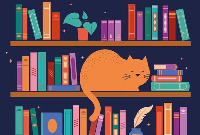 Sulla copertina di Delitto tra le pagine di Miranda James c'è l'illustrazione di una libreria piena di libri, tra cui dorme un gattone rosso