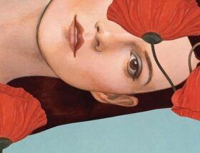 Sulla copertina di Tutta la vita che resta di Roberta Recchia ci sono le illustrazioni di due giovani donne circondate da papaveri rossi
